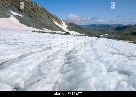 Sur le glacier IGAN par une chaude journée d'été. Polar Oural, Russie Banque D'Images