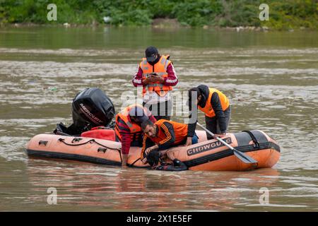 Les sauveteurs de la National Disaster Response Force (NDRF) mènent une opération de sauvetage et de recherche après qu’un bateau a chaviré dans la rivière Jhelum. Au moins six personnes sont mortes et 19 sont portées disparues après que le bateau a chaviré dans la rivière Jhelum près de Srinagar, la plupart des passagers étant des enfants sur le chemin de l'école. Les sauveteurs et les commandos de marine de l'armée indienne se bousculent pour trouver des survivants comme des centaines inquiets et en deuil. De fortes pluies sont tombées sur la région himalayenne au cours des derniers jours, ce qui a provoqué la tragédie. Banque D'Images