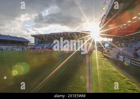 Échauffement des joueurs de Barnsley lors du match de la Sky Bet League 1 Portsmouth vs Barnsley au Fratton Park, Portsmouth, Royaume-Uni, le 16 avril 2024 (photo de Mark Cosgrove/News images) Banque D'Images