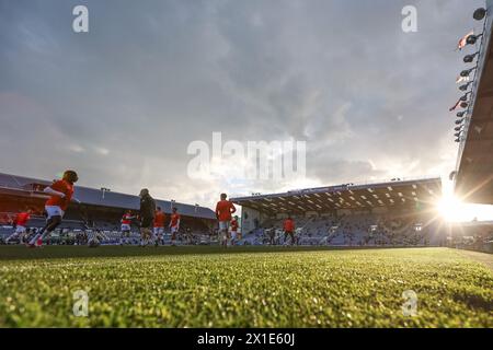 Échauffement des joueurs de Barnsley lors du match de la Sky Bet League 1 Portsmouth vs Barnsley au Fratton Park, Portsmouth, Royaume-Uni, le 16 avril 2024 (photo de Mark Cosgrove/News images) Banque D'Images