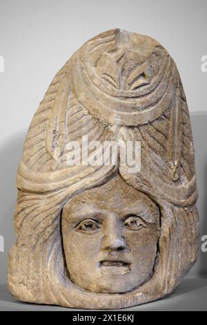 Masque tragique féminin gallo-romain fait pour la décoration de tombes, IIe siècle après JC ; au Musée Lapidaire, à Avignon, Provence-Alpes-Côte-d'Azur, France Banque D'Images