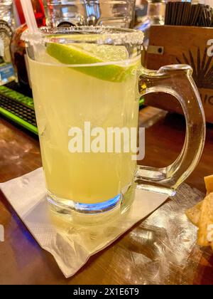 Une margarita avec une tranche de citron vert dans une tasse Banque D'Images