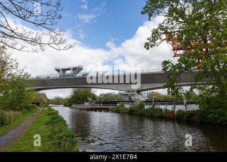 Hillingdon, Royaume-Uni. 16 avril 2024. Une poutre de lancement de 700 tonnes est utilisée au-dessus du canal Grand Union pour la construction du viaduc de Colne Valley pour la liaison ferroviaire à grande vitesse HS2. Le viaduc transportera HS2 à travers les lacs et les cours d’eau du parc régional de Colne Valley. Crédit : Mark Kerrison/Alamy Live News Banque D'Images