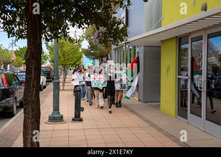 Supoort pour la Palestine et protestation anti-juive de la population contre la guerre en Palestine vue à Las Cruces, NM Banque D'Images