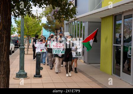 Supoort pour la Palestine et protestation anti-juive de la population contre la guerre en Palestine vue à Las Cruces, NM Banque D'Images