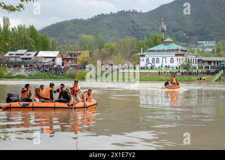 Les sauveteurs de la National Disaster Response Force (NDRF) mènent une opération de sauvetage et de recherche après qu’un bateau a chaviré dans la rivière Jhelum. Au moins six personnes sont mortes et 19 sont portées disparues après que le bateau a chaviré dans la rivière Jhelum près de Srinagar, la plupart des passagers étant des enfants sur le chemin de l'école. Les sauveteurs et les commandos de marine de l'armée indienne se bousculent pour trouver des survivants comme des centaines inquiets et en deuil. De fortes pluies sont tombées sur la région himalayenne au cours des derniers jours, ce qui a provoqué la tragédie. (Photo de Faisal Bashir/SOPA images/Sipa USA) Banque D'Images