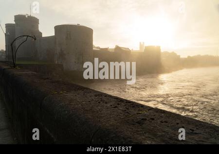 Vue brumeuse du château du roi Jean sur la rivière Shannon dans la ville de Limerick en Irlande Europe Banque D'Images