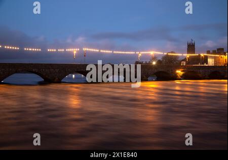 Vue illuminée du pont Thomond sur la rivière Shannon dans la ville de Limerick en Irlande Europe Banque D'Images