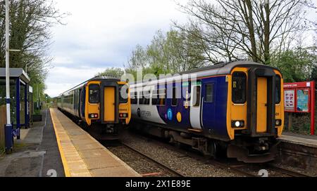 Inhabituel de voir un train sur les deux plates-formes ici à Rufford, avec des services supplémentaires en cours d'exécution pour le Grand National, le service normal est un train unique Banque D'Images