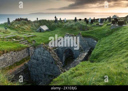 Teampall Caomhán ou préparé Église de Caomhán sur l'île d'Inisheer dans les îles d'Aran sur la Wild Atlantic Way à Galway en Irlande Europe Banque D'Images