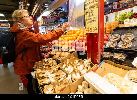 Toronto, Canada. 16 avril 2024. Une femme magasine dans un marché à Toronto, Canada, le 16 avril 2024. L'indice des prix à la consommation (IPC) du Canada a augmenté de 2,9 % d'une année à l'autre en mars, en hausse par rapport à un gain de 2,8 % enregistré en février, a déclaré Statistique Canada mardi. Crédit : Zou Zheng/Xinhua/Alamy Live News Banque D'Images