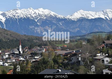Vue de la belle vallée de Stubai sous le glacier de Stubai avec de petits villages. Autriche Alpes région du Tyrol. Banque D'Images