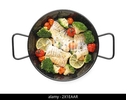 Savoureuse morue cuite avec des légumes dans une poêle isolée sur blanc, vue de dessus Banque D'Images