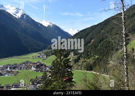 Vue de la belle vallée de Stubai sous le glacier de Stubai avec de petits villages. Autriche Alpes région du Tyrol. Banque D'Images