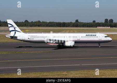 Greek Aegean Airlines Airbus A321-200 immatriculé SX-DVZ sur la voie de circulation de l'aéroport de Dusseldorf Banque D'Images