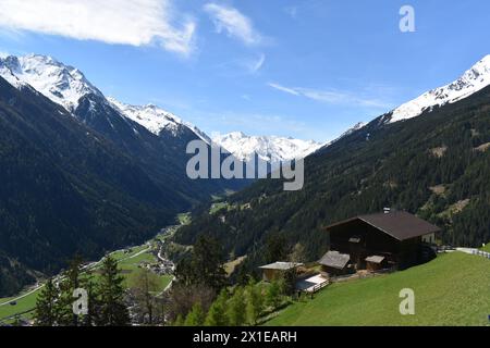 Vue de la belle vallée de Stubai sous le glacier de Stubai avec de petits villages. Autriche Alpes région du Tyrol. Banque D'Images