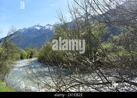 Vue de la belle vallée de Stubai sous le glacier de Stubai avec de petits villages. Autriche Alpes région du Tyrol. Banque D'Images