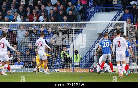 Portsmouth, Royaume-Uni. 16 avril 2024. L'attaquant de Barnsley Devante Cole (44) marque un BUT 0-1 lors du match Portsmouth FC vs Barnsley FC SKY BET EFL League 1 à Fratton Park, Portsmouth, Hampshire, Angleterre, Royaume-Uni le 16 avril 2024 Credit : Every second Media/Alamy Live News Banque D'Images