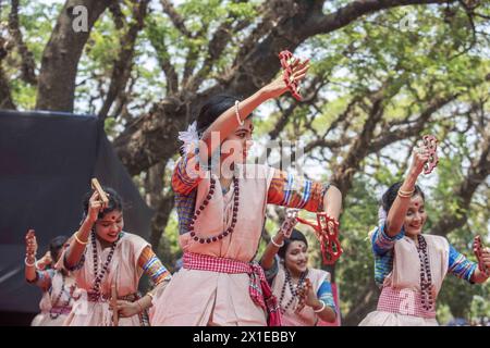 Chittagong, Chattogram, Bangladesh. 14 avril 2024. Pahela Boishakh (premier jour du nouvel an bengali) est un festival folklorique universel du bengali. En ce jour, la nouvelle année est accueillie dans une atmosphère joyeuse. Le nouvel an est un symbole de prospérité et de vie nouvelle. Oubliant la tristesse des erreurs et des échecs du passé, cette nouvelle année est célébrée avec de nouveaux vœux de bonheur, de paix et de prospérité. (Crédit image : © MD Zakir Hossain/Pacific Press via ZUMA Press Wire) USAGE ÉDITORIAL SEULEMENT! Non destiné à UN USAGE commercial ! Banque D'Images