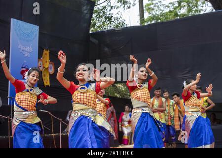 Chittagong, Chattogram, Bangladesh. 14 avril 2024. Pahela Boishakh (premier jour du nouvel an bengali) est un festival folklorique universel du bengali. En ce jour, la nouvelle année est accueillie dans une atmosphère joyeuse. Le nouvel an est un symbole de prospérité et de vie nouvelle. Oubliant la tristesse des erreurs et des échecs du passé, cette nouvelle année est célébrée avec de nouveaux vœux de bonheur, de paix et de prospérité. (Crédit image : © MD Zakir Hossain/Pacific Press via ZUMA Press Wire) USAGE ÉDITORIAL SEULEMENT! Non destiné à UN USAGE commercial ! Banque D'Images