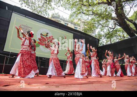 Chittagong, Chattogram, Bangladesh. 14 avril 2024. Pahela Boishakh (premier jour du nouvel an bengali) est un festival folklorique universel du bengali. En ce jour, la nouvelle année est accueillie dans une atmosphère joyeuse. Le nouvel an est un symbole de prospérité et de vie nouvelle. Oubliant la tristesse des erreurs et des échecs du passé, cette nouvelle année est célébrée avec de nouveaux vœux de bonheur, de paix et de prospérité. (Crédit image : © MD Zakir Hossain/Pacific Press via ZUMA Press Wire) USAGE ÉDITORIAL SEULEMENT! Non destiné à UN USAGE commercial ! Banque D'Images