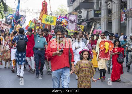 Chittagong, Chattogram, Bangladesh. 14 avril 2024. Pahela Boishakh (premier jour du nouvel an bengali) est un festival folklorique universel du bengali. En ce jour, la nouvelle année est accueillie dans une atmosphère joyeuse. Le nouvel an est un symbole de prospérité et de vie nouvelle. Oubliant la tristesse des erreurs et des échecs du passé, cette nouvelle année est célébrée avec de nouveaux vœux de bonheur, de paix et de prospérité. (Crédit image : © MD Zakir Hossain/Pacific Press via ZUMA Press Wire) USAGE ÉDITORIAL SEULEMENT! Non destiné à UN USAGE commercial ! Banque D'Images