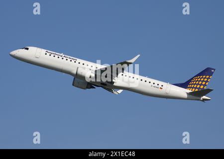 German Augsburg Airways Embraer ERJ-195 immatriculé d-AEME aéroporté à l'aéroport de Dusseldorf Banque D'Images