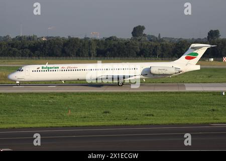 Bulgarian Air Charter McDonnell Douglas MD-82 avec immatriculation LZ-LDP sur piste de l'aéroport de Dusseldorf Banque D'Images