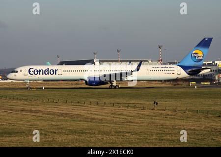 Allemand Condor Boeing 757-300 immatriculé d-ABOF sur la voie de circulation de l'aéroport de Dusseldorf Banque D'Images