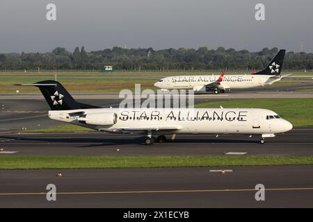 Contactez Air Fokker 100 et Turkish Airlines Boeing 737-800 en livrée Star Alliance à l'aéroport de Dusseldorf Banque D'Images