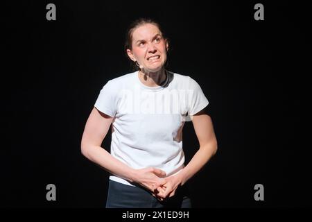 Copenhague, Danemark. 14 avril 2024. La comédienne italo-allemande Laura Ramoso joue son spectacle comique live à Brême à Copenhague. (Crédit photo : Gonzales photo - Flemming Bo Jensen). Banque D'Images