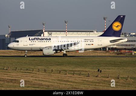 Airbus A319-100 allemand Lufthansa immatriculé d-AILE sur la voie de circulation de l'aéroport de Dusseldorf Banque D'Images