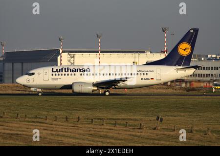 Boeing 737-500 allemand Lufthansa immatriculé d-ABIA sur la voie de circulation de l'aéroport de Dusseldorf Banque D'Images