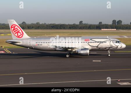 Airbus A320-200 autrichien Niki immatriculé OE-Leu sur la voie de circulation de l'aéroport de Dusseldorf Banque D'Images