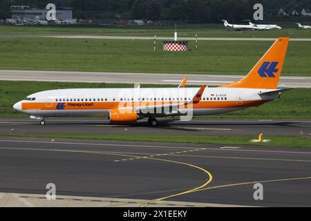 Boeing 737-800 allemand TUIfly immatriculé d-ATUF en livrée spéciale Hapag-Lloyd Kreuzfahrten sur la voie de circulation de l'aéroport de Dusseldorf Banque D'Images