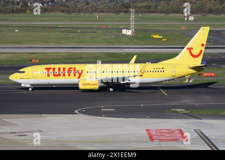 Boeing 737-800 allemand TUIfly immatriculé d-ATUI sur la voie de circulation de l'aéroport de Dusseldorf Banque D'Images