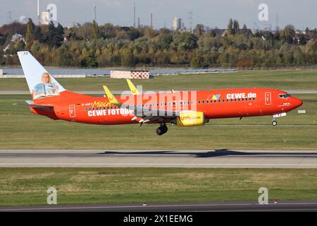 Allemand TUIfly Boeing 737-800 avec immatriculation d-AHFZ en livrée spéciale CEWE Fotobuch en finale courte pour l'aéroport de Dusseldorf Banque D'Images