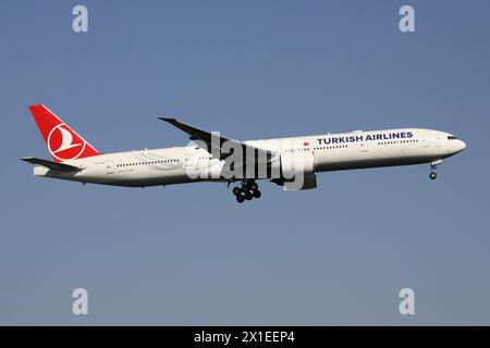 Turkish Airlines Boeing 777-300 avec immatriculation TC-JJL en finale pour l'aéroport de Dusseldorf Banque D'Images