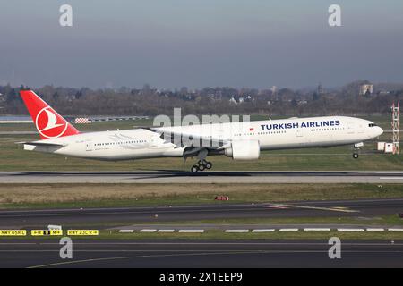 Turkish Airlines Boeing 777-300 avec immatriculation TC-JJI en finale courte pour l'aéroport de Dusseldorf Banque D'Images