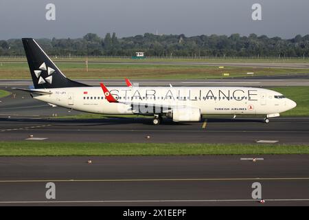 Turkish Airlines Boeing 737-800 immatriculé TC-JFI en livrée Star Alliance sur la voie de circulation de l'aéroport de Dusseldorf Banque D'Images