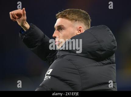 Londres, Royaume-Uni. 15 avril 2024 - Chelsea v Everton - premier League - Stamford Bridge. Cole Palmer de Chelsea salue les fans à la fin du match. Crédit photo : Mark pain / Alamy Live News Banque D'Images