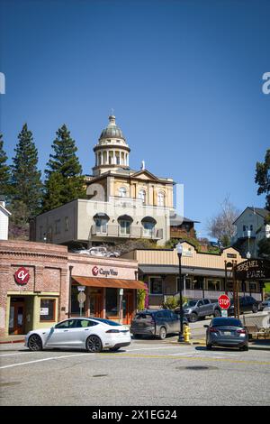 Le bâtiment historique Auburn Courthouse en arrière-plan, avec une partie de l'ancien centre-ville au premier plan. La ville remonte à la Gold Rus. Banque D'Images