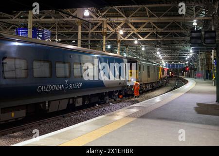 Les locomotives de la partie Inverness de la couchette calédonienne montagneuse repartent pour le train à Edinburgh Waverley à 04,00 heures du matin Banque D'Images