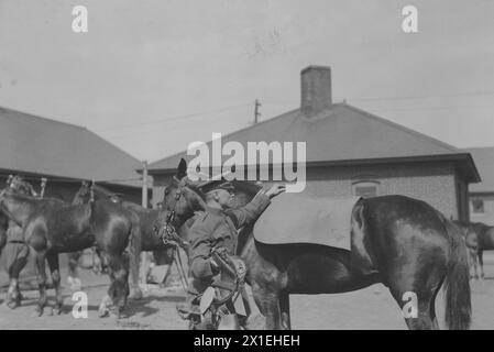 Activités à Fort Myer, Virginie. Soldat sellant son cheval CA. 1920 Banque D'Images