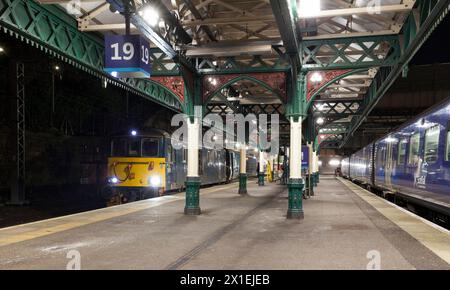 Locomotive GB de classe 73 à Edinburgh Waverley en attente avec 0439 Edinburgh - Aberdeen portion de 2115 Caledonian Sleeper de London Euston Banque D'Images