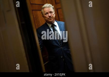 Washington, États-Unis. 16 avril 2024. Le sénateur Rand Paul (R-KY) monte dans un ascenseur au Capitole des États-Unis, à Washington, DC, le mardi 16 avril, 2024. (Graeme Sloan/Sipa USA) crédit : Sipa USA/Alamy Live News Banque D'Images