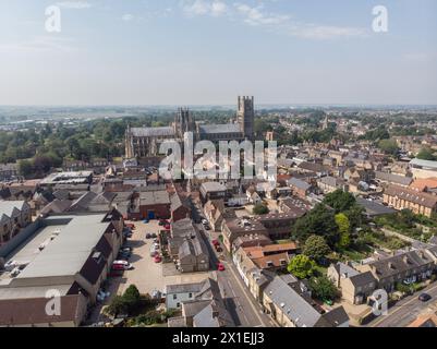 NOTE DE LA RÉDACTION : image prise avec un droneUn vue Arial de la célèbre cathédrale d'Ely dans le Cambridgeshire. Banque D'Images