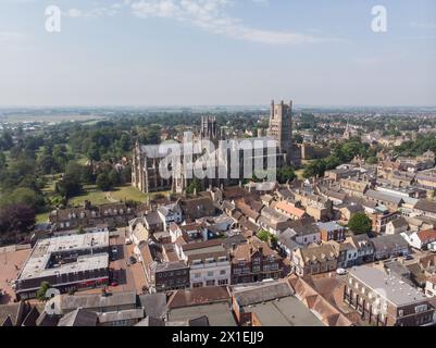 NOTE DE LA RÉDACTION : image prise avec un droneUn vue Arial de la célèbre cathédrale d'Ely dans le Cambridgeshire. Banque D'Images