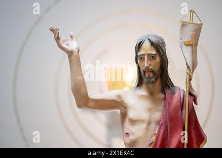 Statue de Jésus Christ ressuscité. Exposé sur l'autel pendant la saison Pascal. Paroisse Reine de la famille à Bratislava, Slovaquie. Banque D'Images