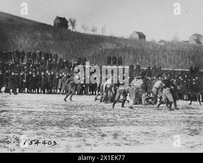 Match de football entre la 90e Div et le 7e corps d'armée. Score de 20 à 0, en faveur de la 90e Division Berncastle, Cues, Allemagne CA. 1919 Banque D'Images